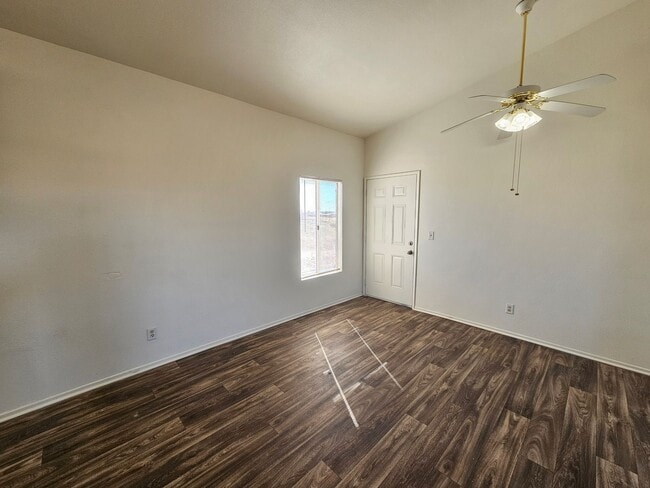Building Photo - Upstairs/ Spacious/ 2 bedrooms / 2 bathrooms