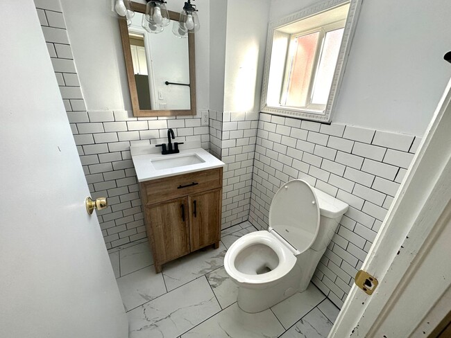 Building Photo - Charming One Bedroom Home in Sunnyside!