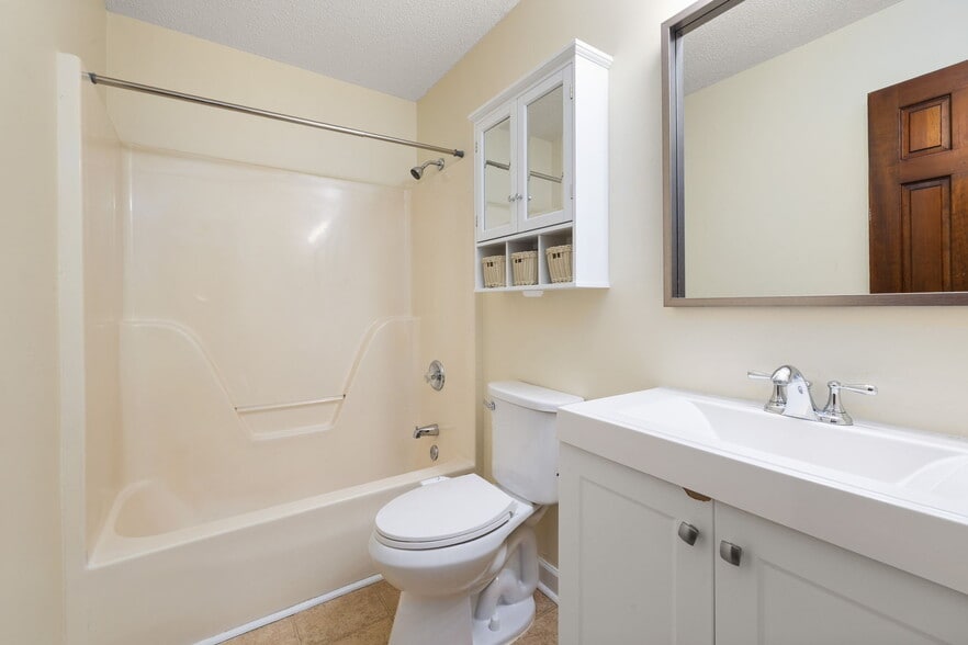 Hall Bath - 940 Skylar Ct