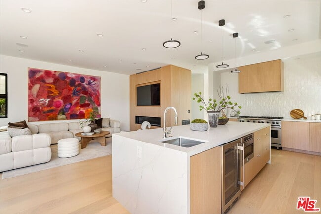 Building Photo - 822 Superba Ave