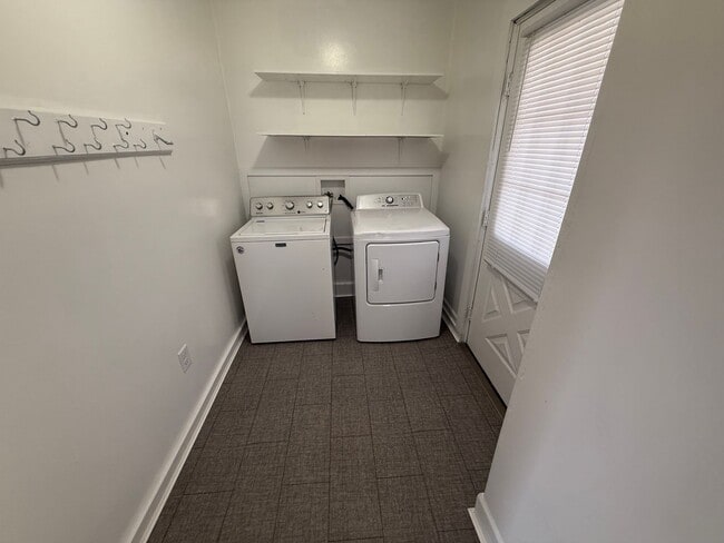 Building Photo - Large Duplex Available 6BD 2 BTH