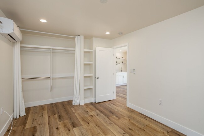 Building Photo - 1 Bedroom in Oceanside!