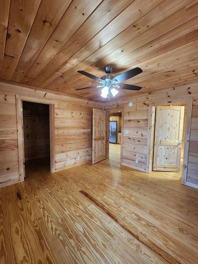 Building Photo - LOCATION! Black Mountain Log Cabin with a ...