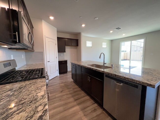 Building Photo - 2035 Greenbriar Dr