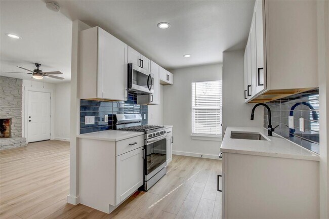 Building Photo - 1402 Valleyridge Cir