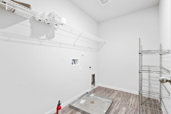 Building Photo - 4 Bedroom/2.5 Bath Paloma Subdivision