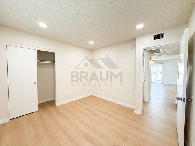 Building Photo - 14801 Delano St