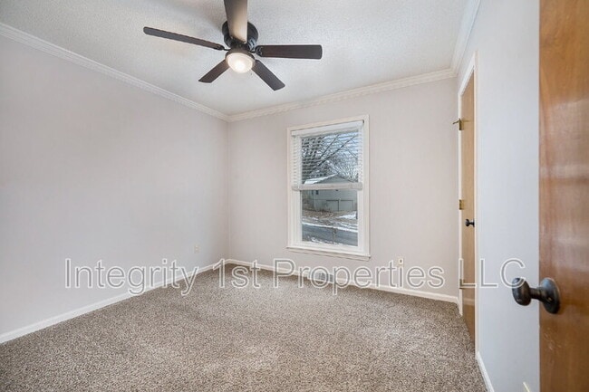 Building Photo - 6410 NW Hilldale Dr