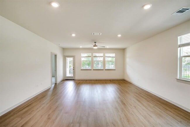 Building Photo - 400 Florenz Ln