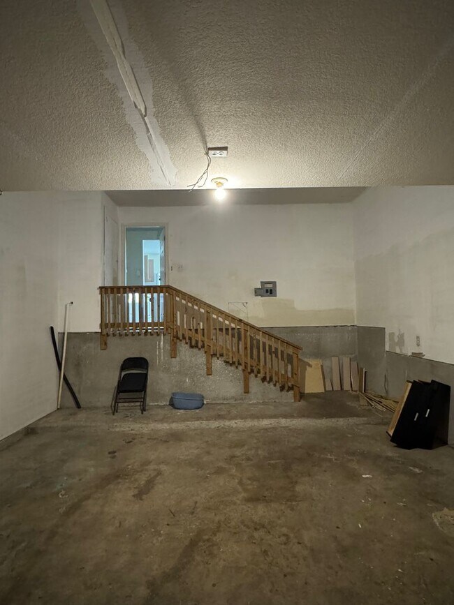 Building Photo - 933/935
