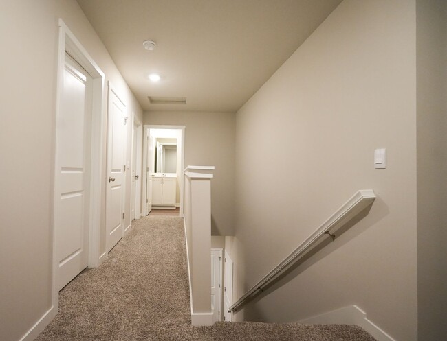Building Photo - Available April 1st!! Townhome!! Near to I...