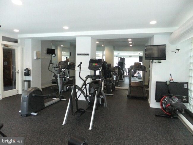 Building Photo - 1650 Oakwood Dr