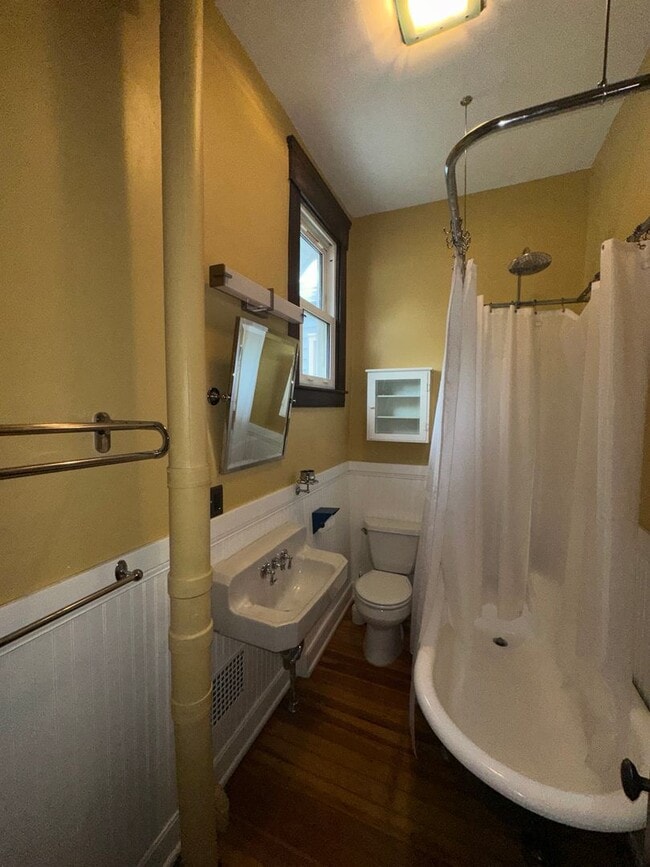 Building Photo - Charming 3BR/2.5BA Home For Rent in Highla...