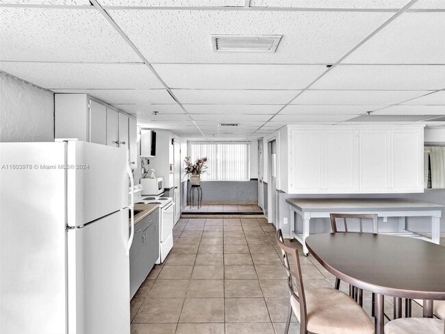 Building Photo - 250 181 Dr