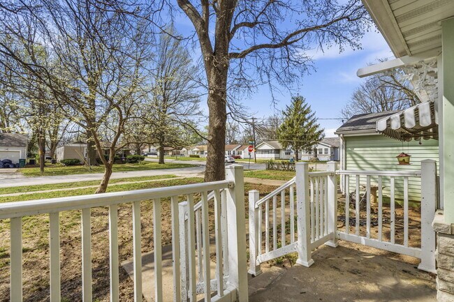 Building Photo - 1736 N Kentwood Ave