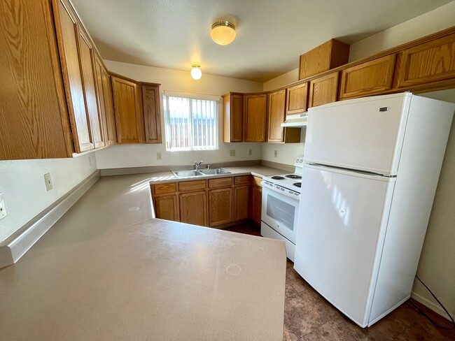 Building Photo - Cute 2 Bedroom Duplex with Garage!