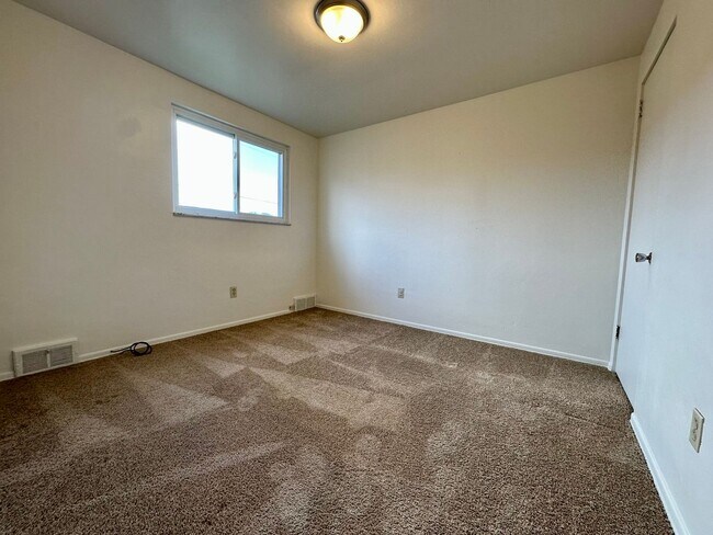 Building Photo - Spacious 2BR Townhome with Washer and Dryer Hook-ups & Yard! Call us Today for a Showing!
