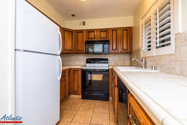 Building Photo - Pacific Terrace | Spacious Condo | Washer/...