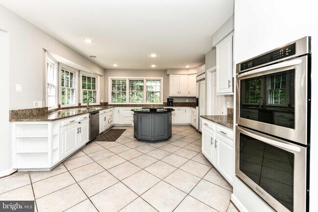 Building Photo - 2030 Spring Branch Dr