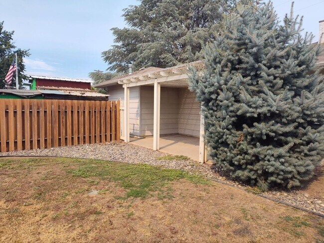 Building Photo - Large 4 Bedroom Orchards Home with private...