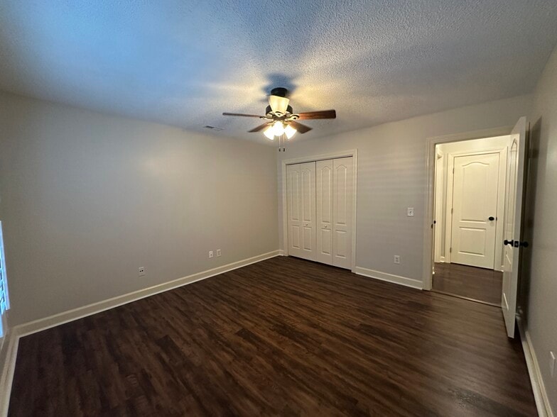 Building Photo - 722 Hobbs Rd SE