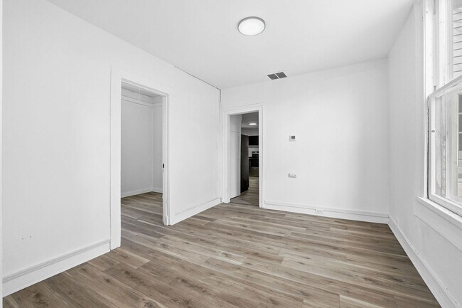 Building Photo - Stylish 2BR with Modern Upgrades