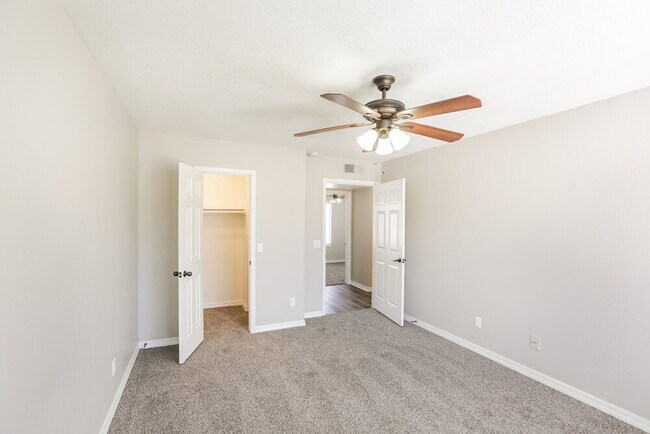 Building Photo - 1419 N Rowen