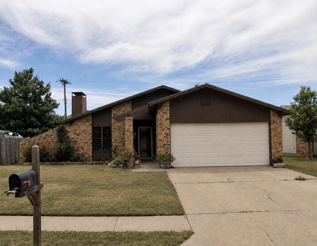 Building Photo - "Charming 3-Bedroom Home with 2 Full Baths in Lubbock's Heart – 1277 Sq Ft of Comfort Await!"
