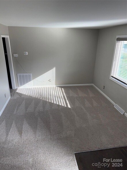 Building Photo - 2052 Syracuse Dr