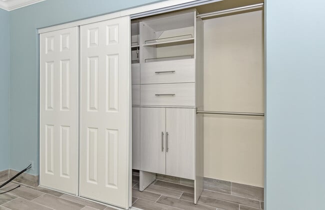 Building Photo - 864 Normandy R