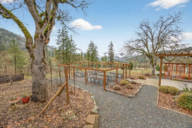 Building Photo - 860 Humbug Creek Rd