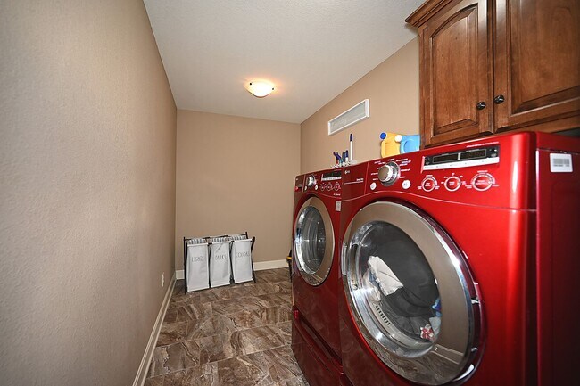 Building Photo - Beautiful 4 Bedroom, 3 Bath, Single Family...