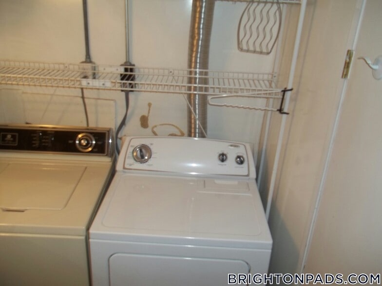 Building Photo - 191 Kenrick St