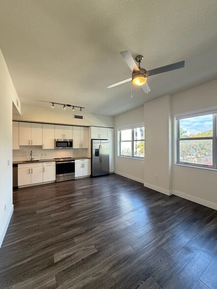 Building Photo - 342 NE 26th Ter