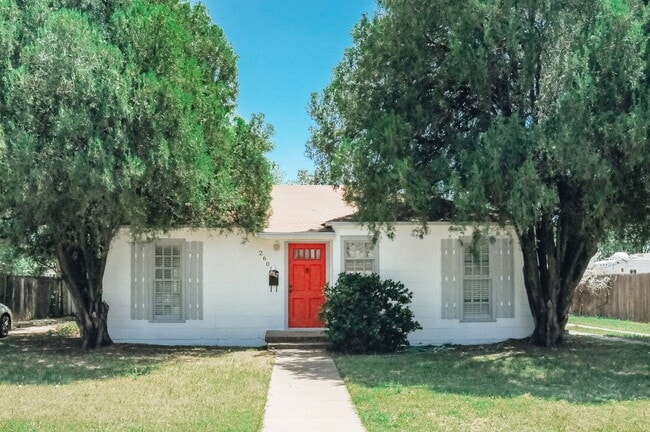 Building Photo - Cute 2/2 with lots of character!