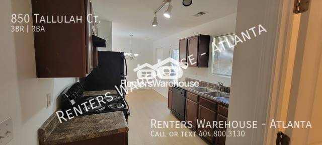 Building Photo - Light and Bright 3 Bedroom 2.5 Bath home i...