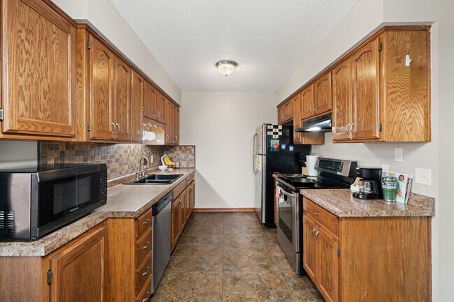 Building Photo - Charming 3-Bedroom Home with Spacious Layo...