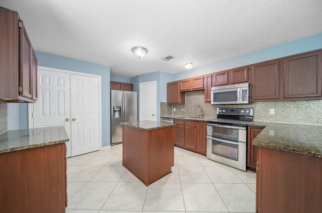 Building Photo - 327 Chateau Woods Pkwy Dr