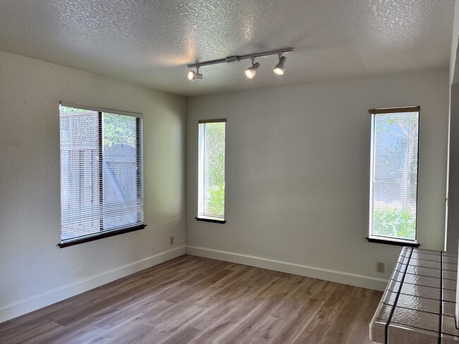 Building Photo - 578 Spinnaker Ct