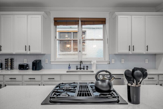 Building Photo - 3-bedroom, 2.5-bath rental home located in Nashville’s vibrant, 12 South!