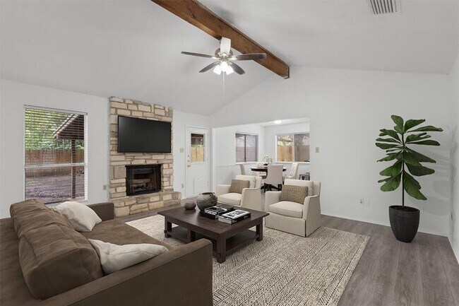 Building Photo - 701 Riverwood Dr