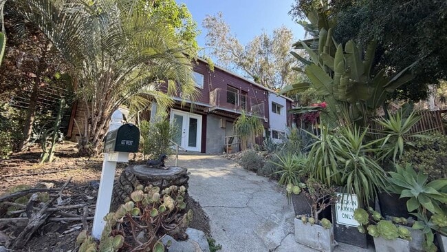 Building Photo - 637 S Crescent Ct