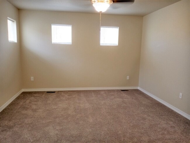 Building Photo - 3 Bed 2.5 Bath Home with AC!