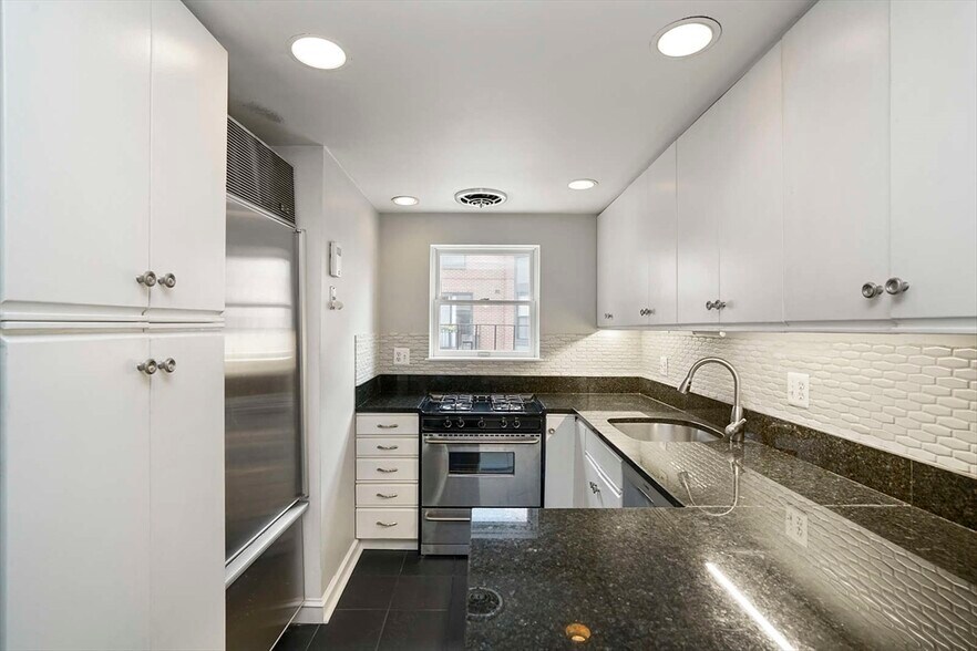 Building Photo - 16 Follen St