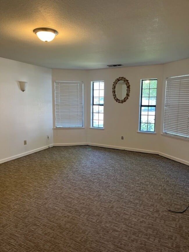 Building Photo - Nice 5 bedroom home with a large garage.