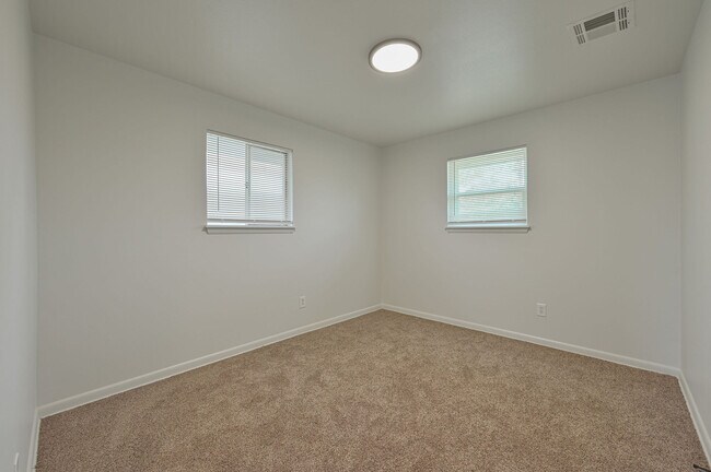 Building Photo - 505 N Norman Ave