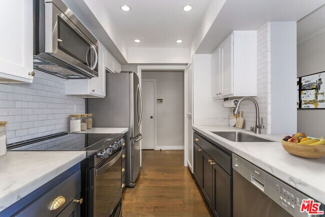 Building Photo - 906 N Doheny Dr