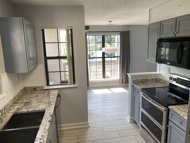 Building Photo - 423 Harbour Point