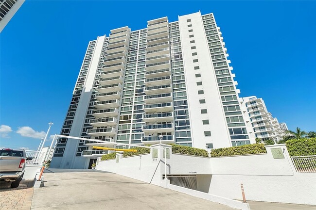 Building Photo - 2715 N Ocean Blvd