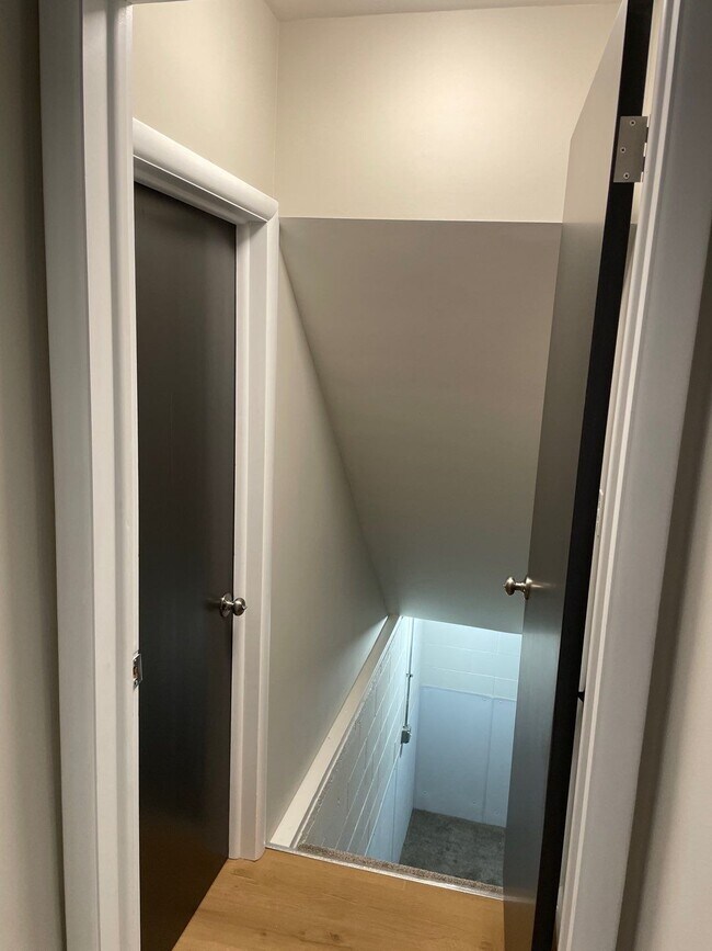 Building Photo - 1910 Thornapple Ave